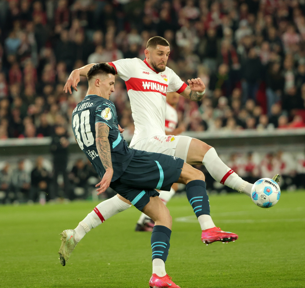 斯图加特球员在比赛中全力以赴 斯图加特球员在比赛中全力以赴