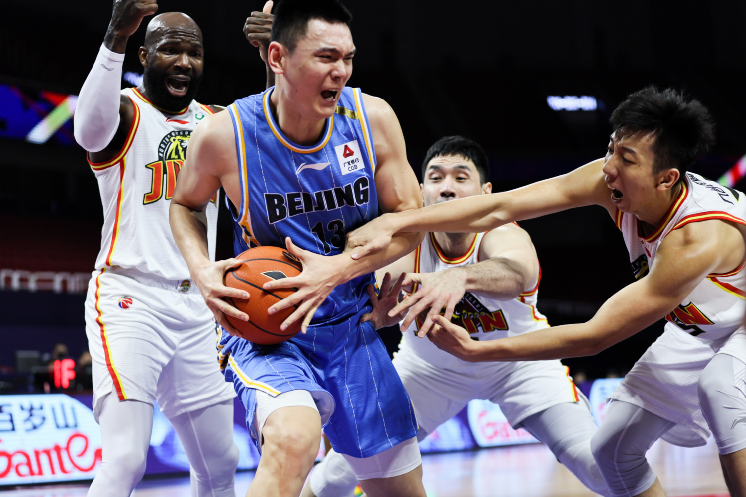 对手实力强劲,球员展现拼搏精神 对手实力强劲,球员展现拼搏精神