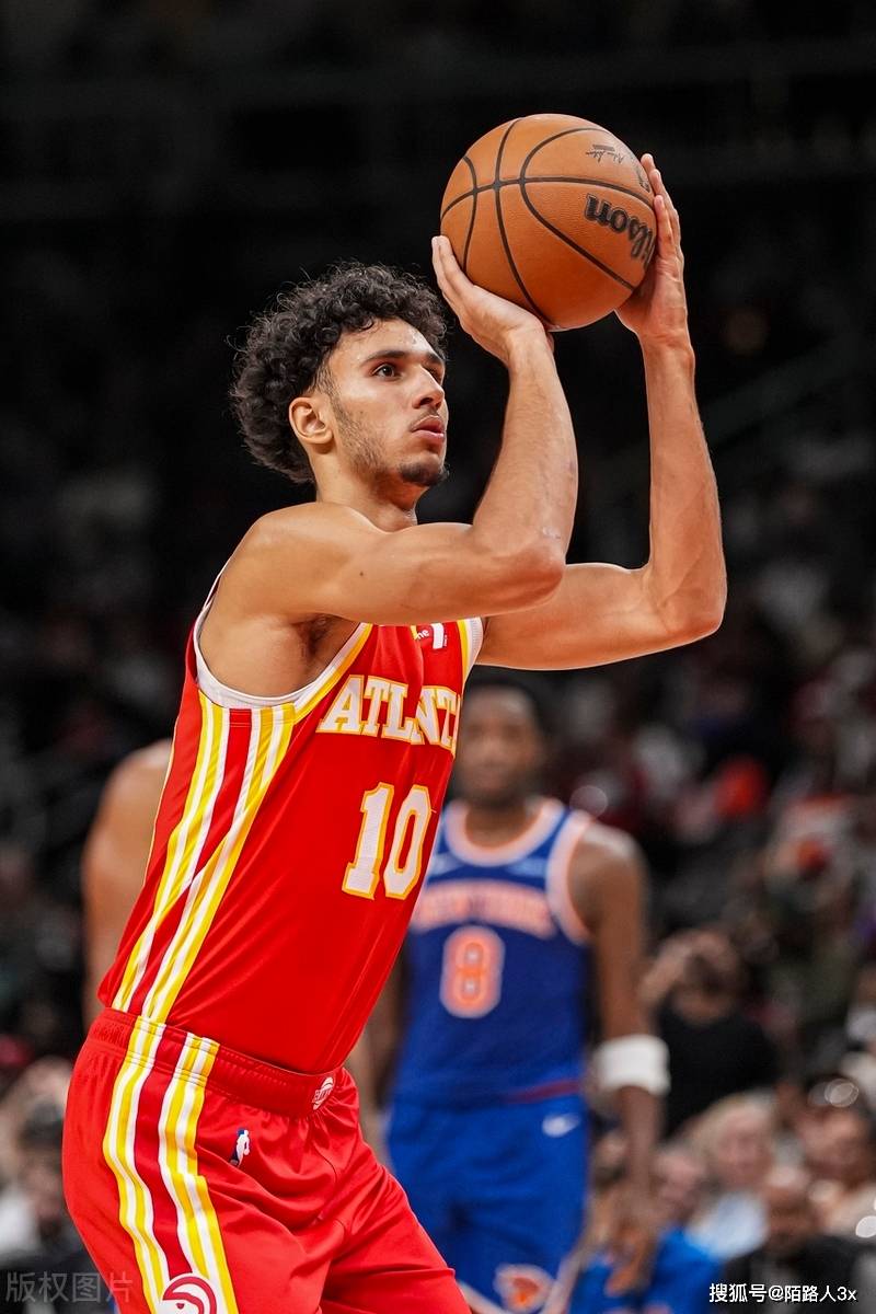 篮球巨星闪耀舞台，精彩表现惊艳球迷的简单介绍