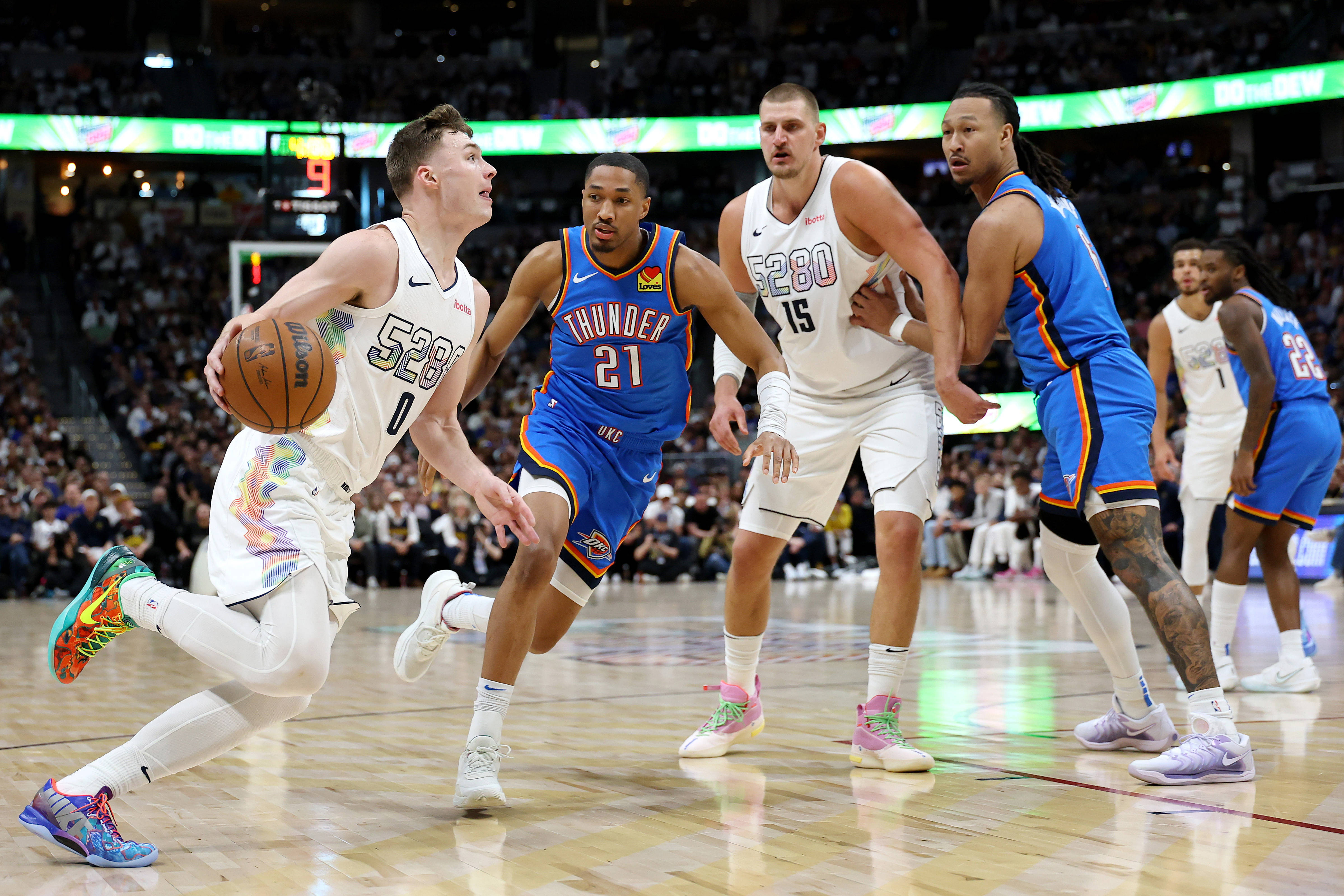 掘金队主场迎战足球队,团队表现出色 掘金队主场迎战足球队,团队表现出色