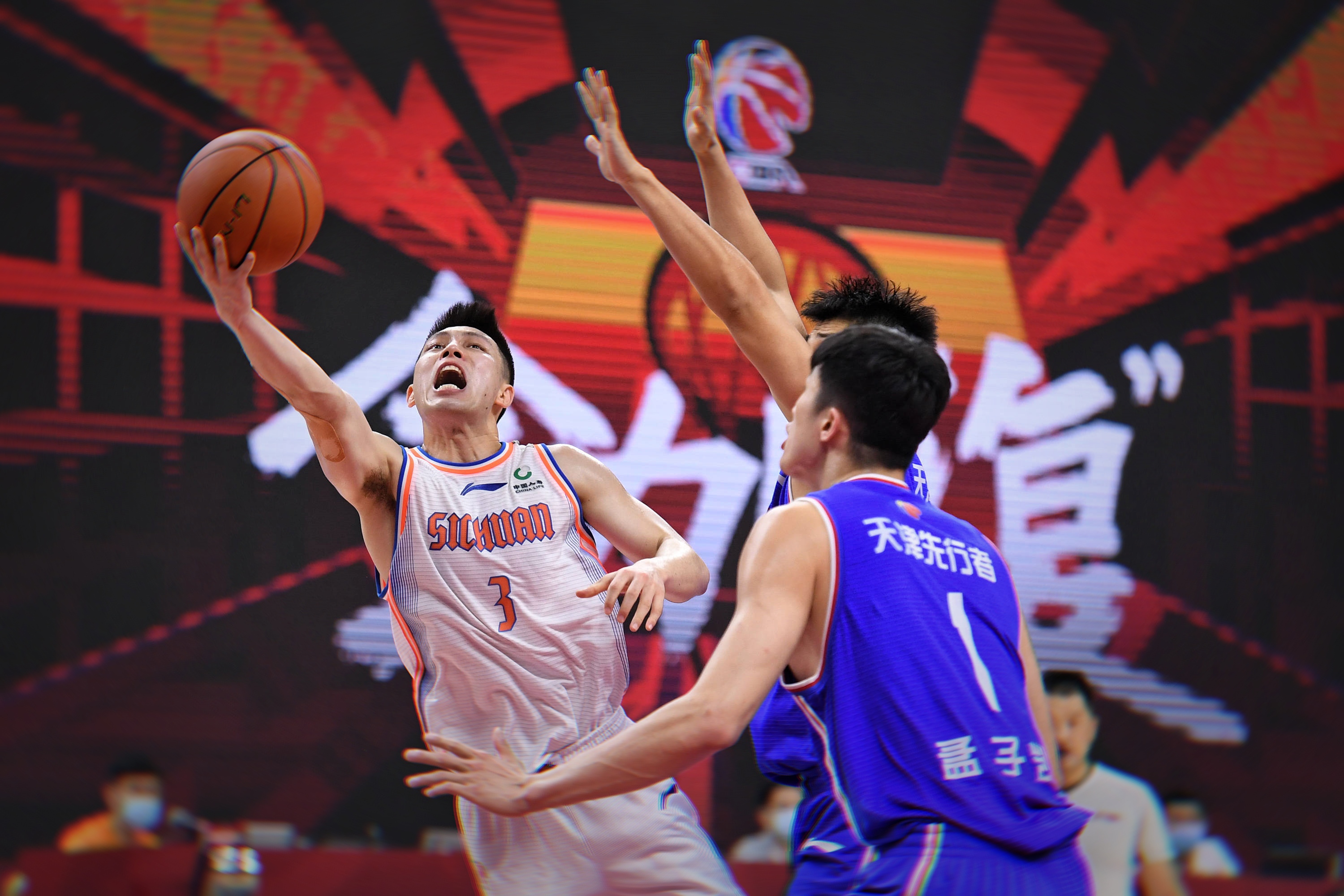 球队主帅在比赛中调整战术取胜 球队主帅在比赛中调整战术取胜