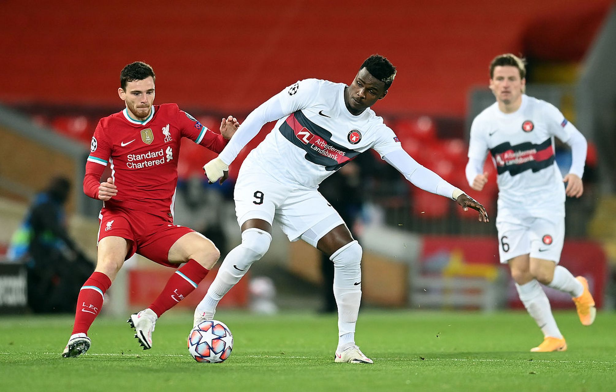 包含埃弗顿艰难险胜，托特纳姆咬住争冠希望的词条