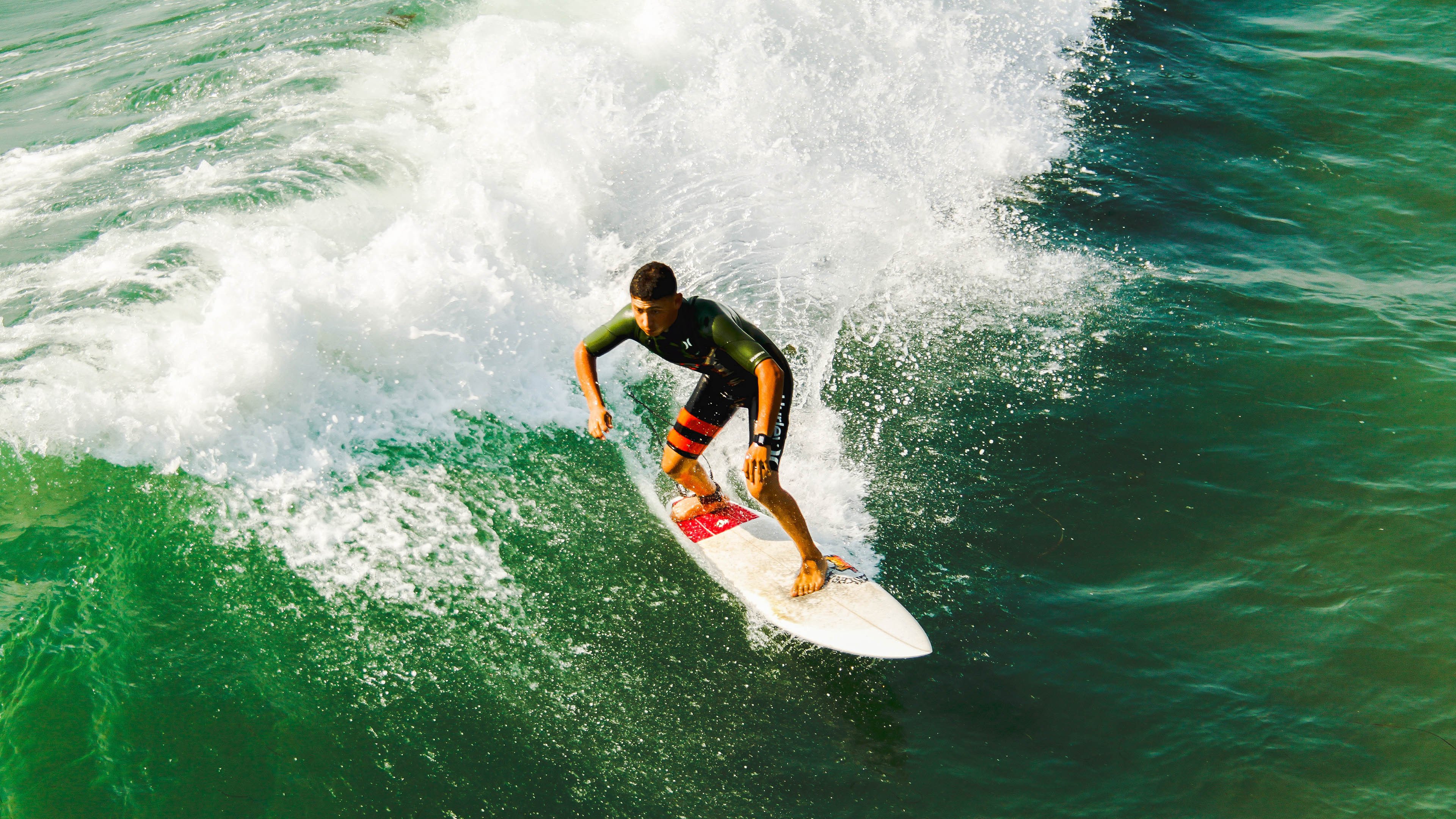 街道引擎与球场奇迹,当F1焦点战遇上篮网爆冷夜
